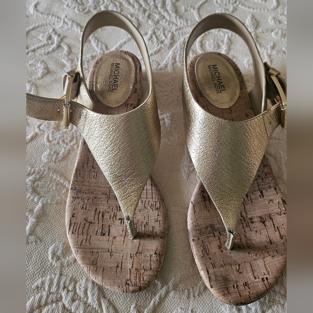 Gold beautiful sandals 👡, very good condition 👌